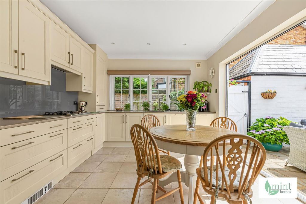 Property photo 3 of 31 Mint_Homes-26_Brighton_Road-Kt15__16_.Jpg