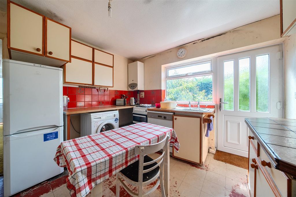 Property photo 3 of 19 Kitchen