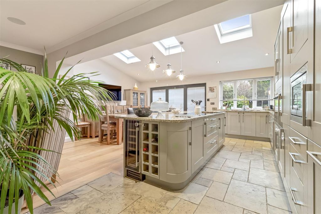 Property photo 2 of 24 11 Loxwood Avenue-015.Jpg