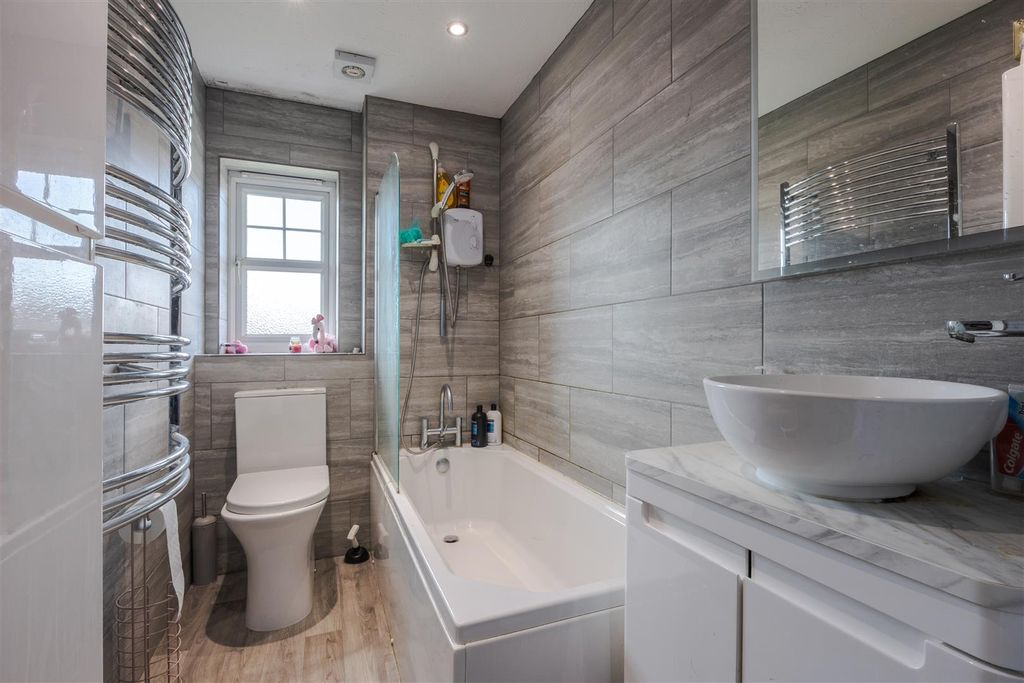 Property photo 3 of 9 Bathroom
