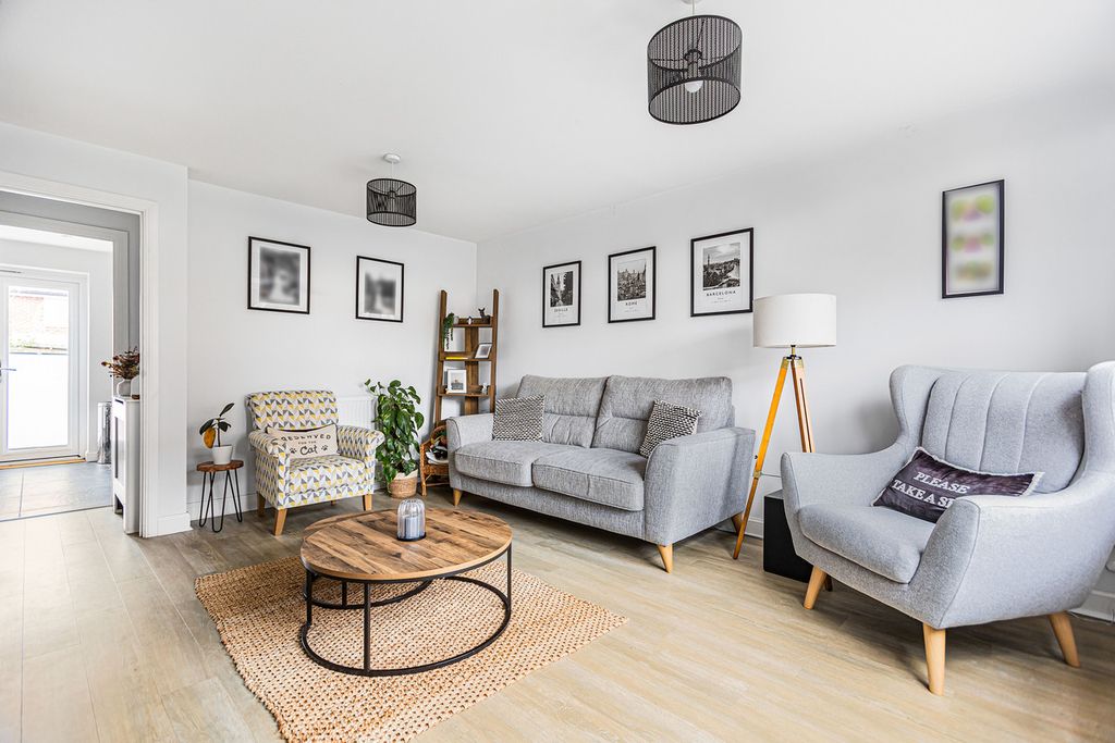 Property photo 2 of 26