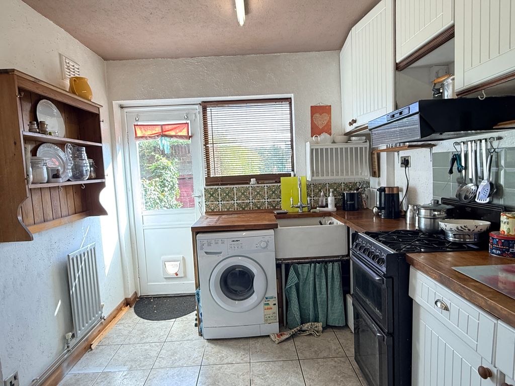 Property photo 3 of 12 Kitchen