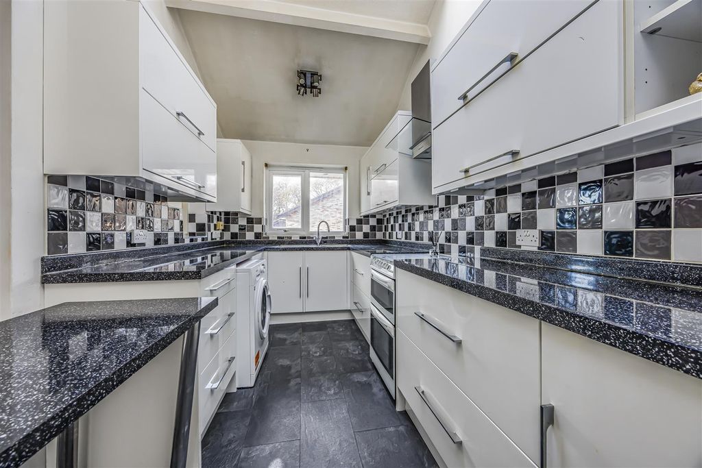 Property photo 3 of 26 16 Brecon Close, New Milton-Porticomarketing-O'har