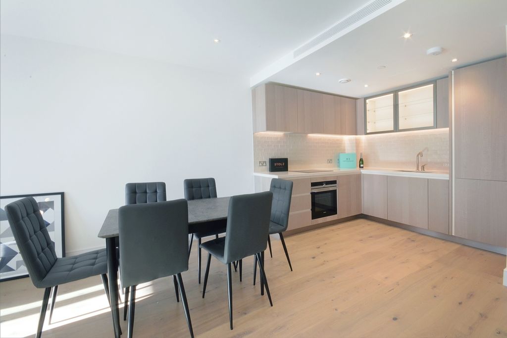 Property photo 2 of 8 50 Radley House, ...