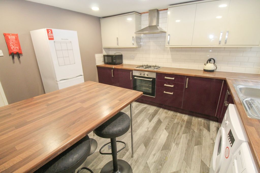 Property photo 3 of 16 Picture No. 21