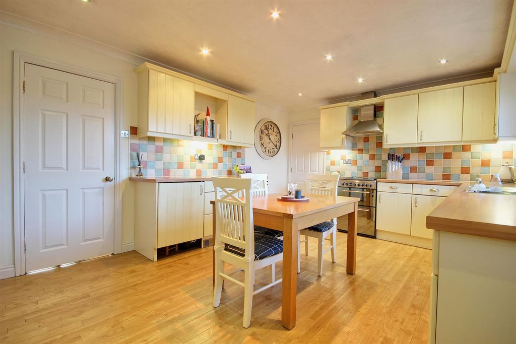 Property photo 3 of 32 Breakfast Kitchen