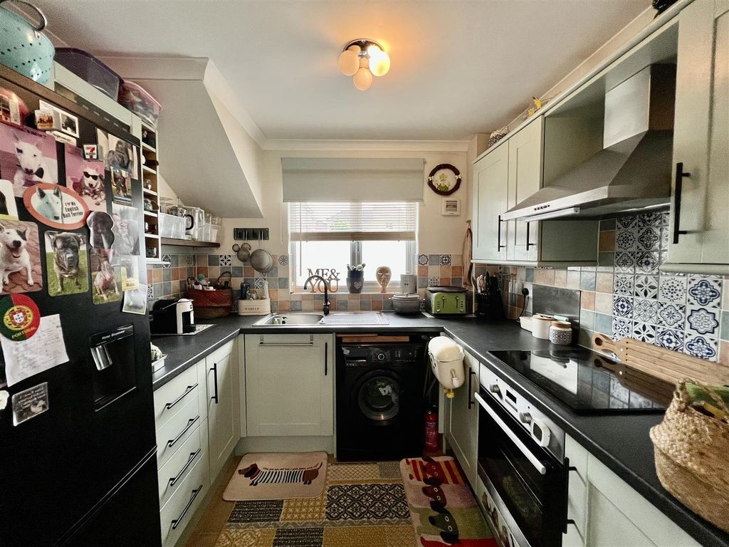 Property photo 3 of 23 Kitchen