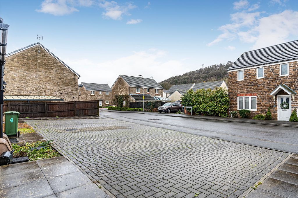 Property photo 2 of 27