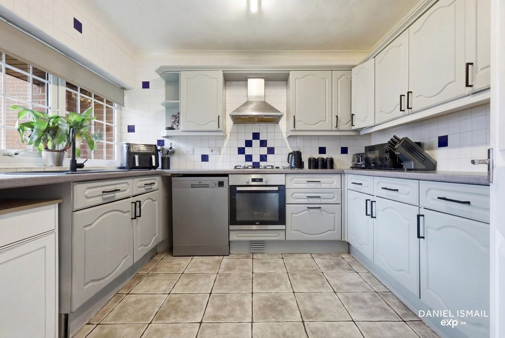 Property photo 1 of 28