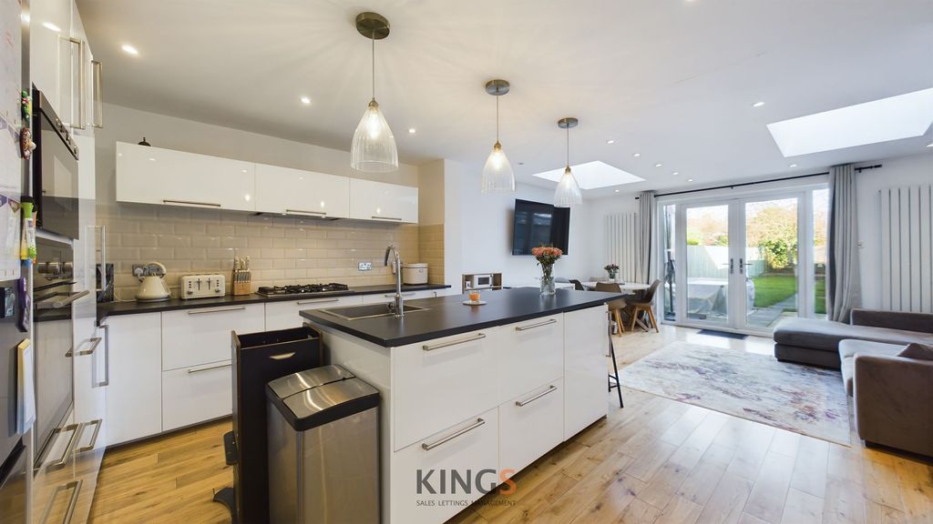 Property photo 3 of 18 Kitchen