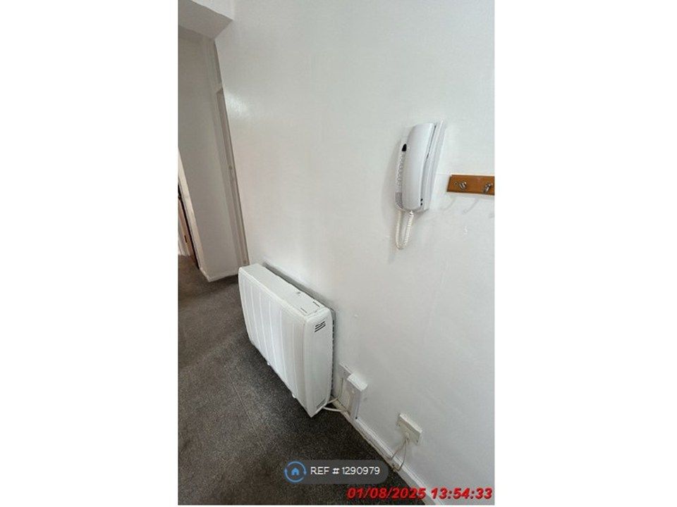 Property photo 3 of 18 Entrance Hallway