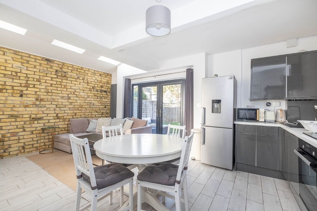 Property photo 2 of 13 2-Midmoor-Road-00...