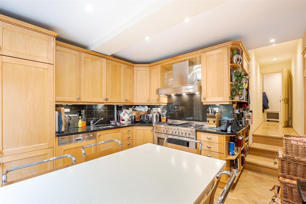 Property photo 3 of 8 Bina Gardens 7B-5.Jpg