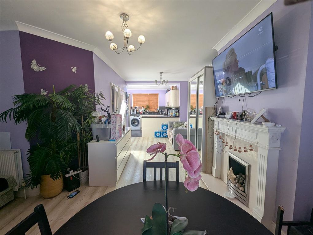 Property photo 3 of 11 Lounge/Kitchen/Diner