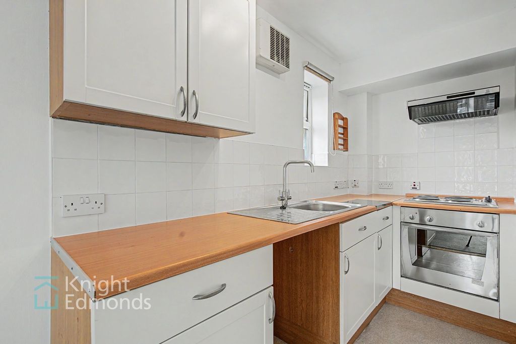 Property photo 3 of 7 Kitchen