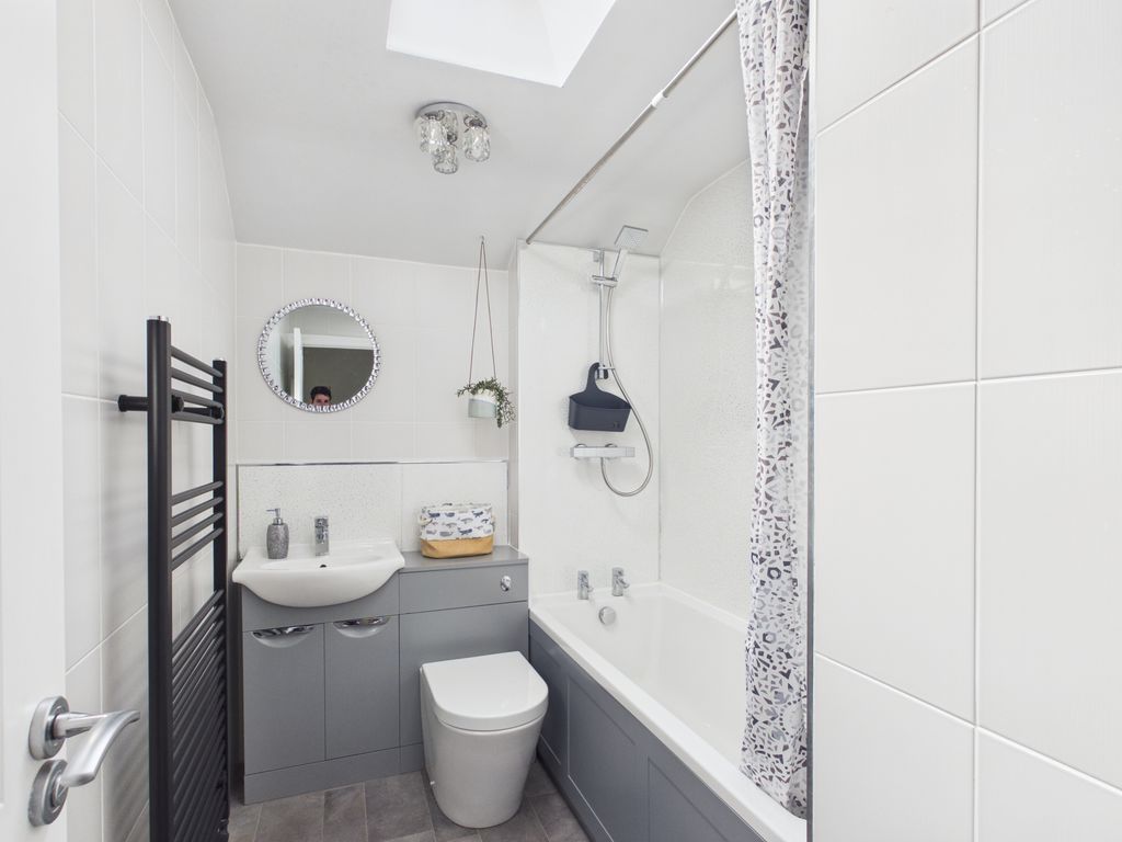 Property photo 3 of 14 Bathroom
