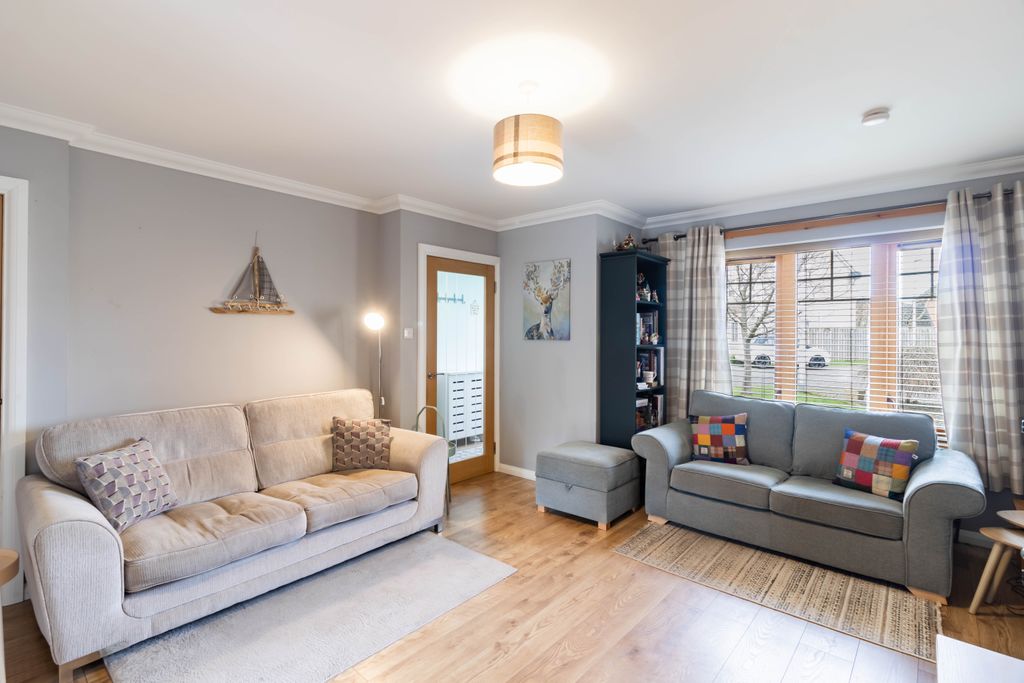 Property photo 2 of 32 Lounge