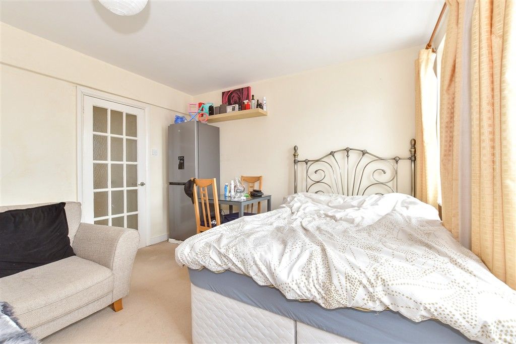 Property photo 1 of 6 Lounge/Bedroom