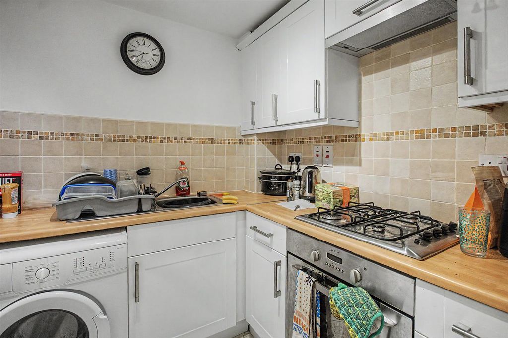 Property photo 3 of 10 Kitchen