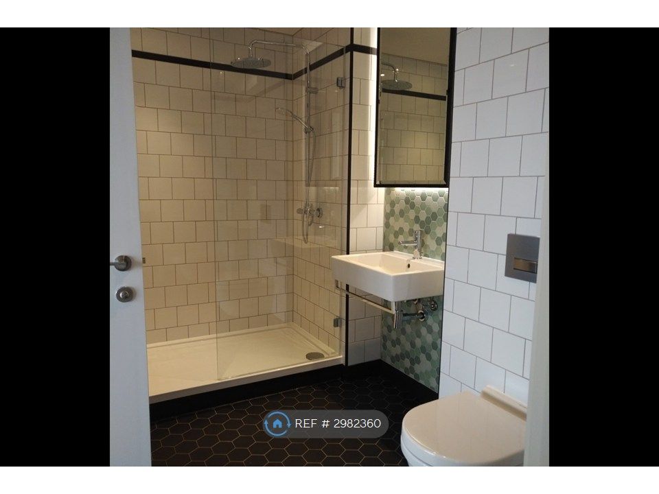 Property photo 3 of 20 Bathroom02