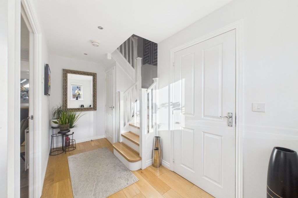 Property photo 2 of 15 Entrance Hall