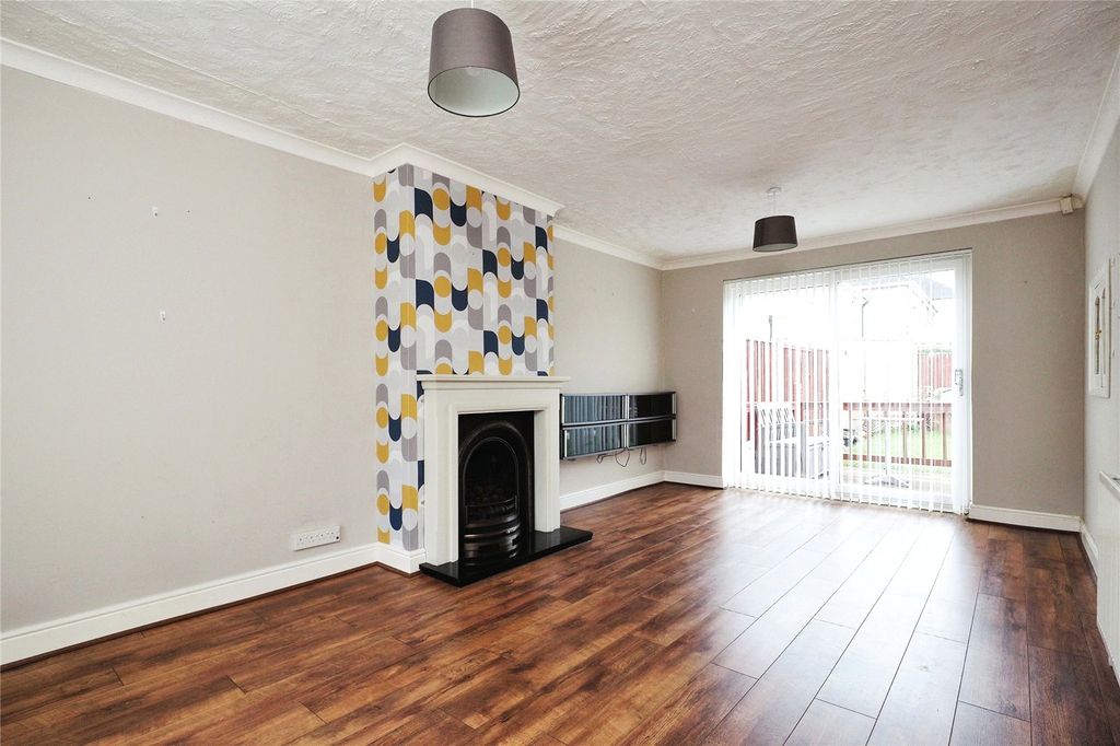 Property photo 3 of 17 Lounge