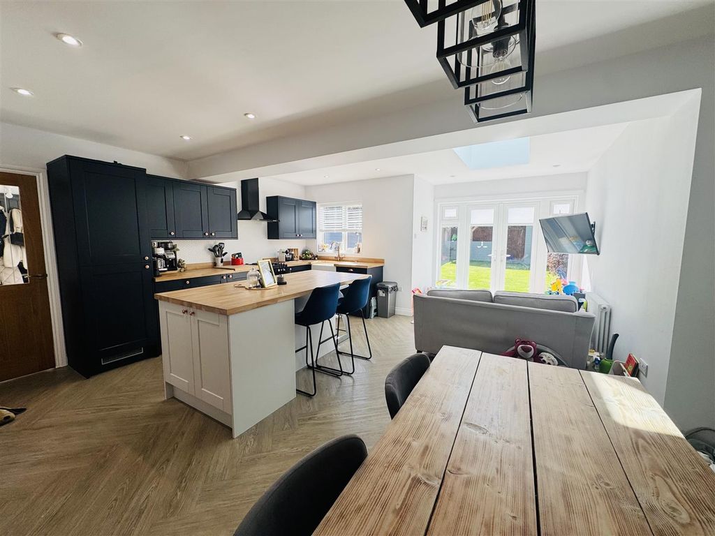 Property photo 2 of 16 Kitchen Diner Living Space
