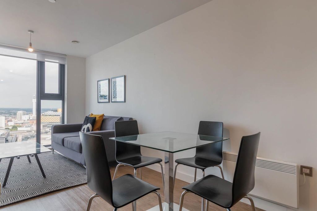 Property photo 3 of 13 Living/ Dining Area