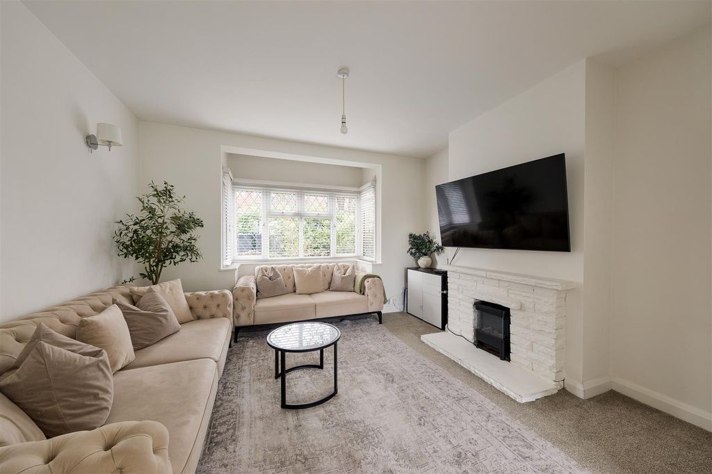 Property photo 3 of 30 Roding View, Ig9