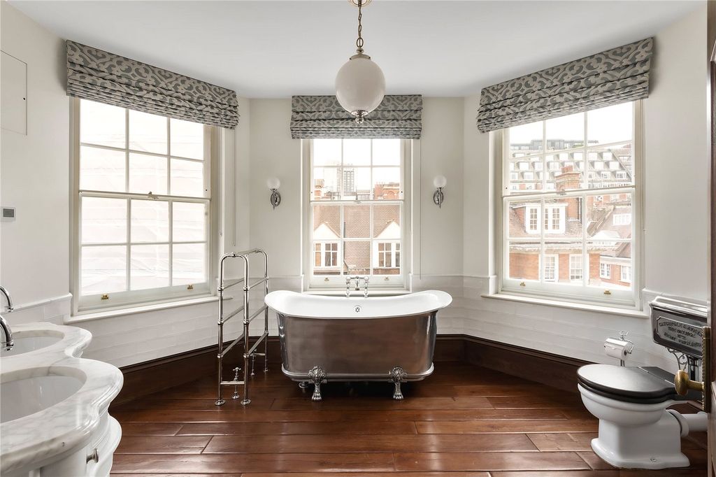 Property photo 1 of 12 Bathroom