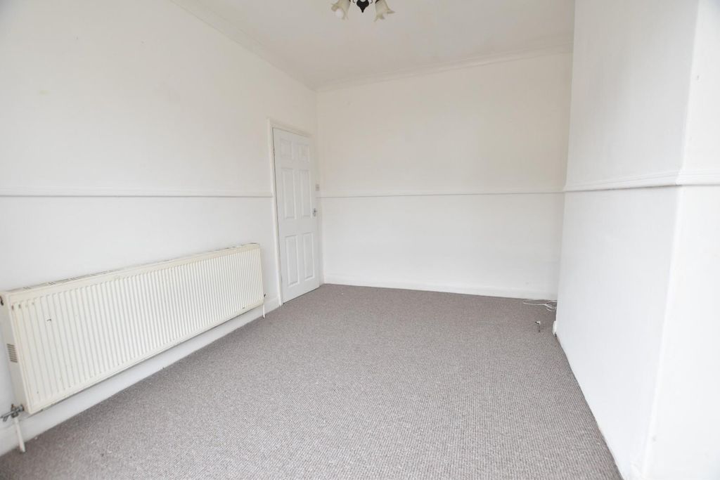 Property photo 3 of 17 Lounge