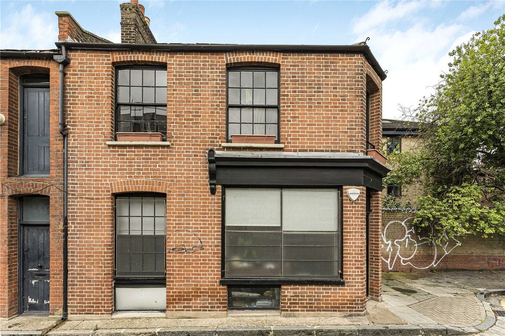 Property photo 3 of 18 External