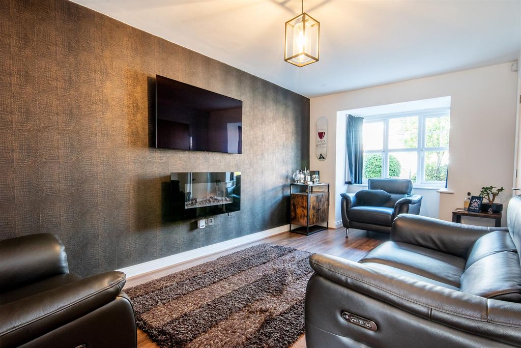 Property photo 3 of 19 Lounge