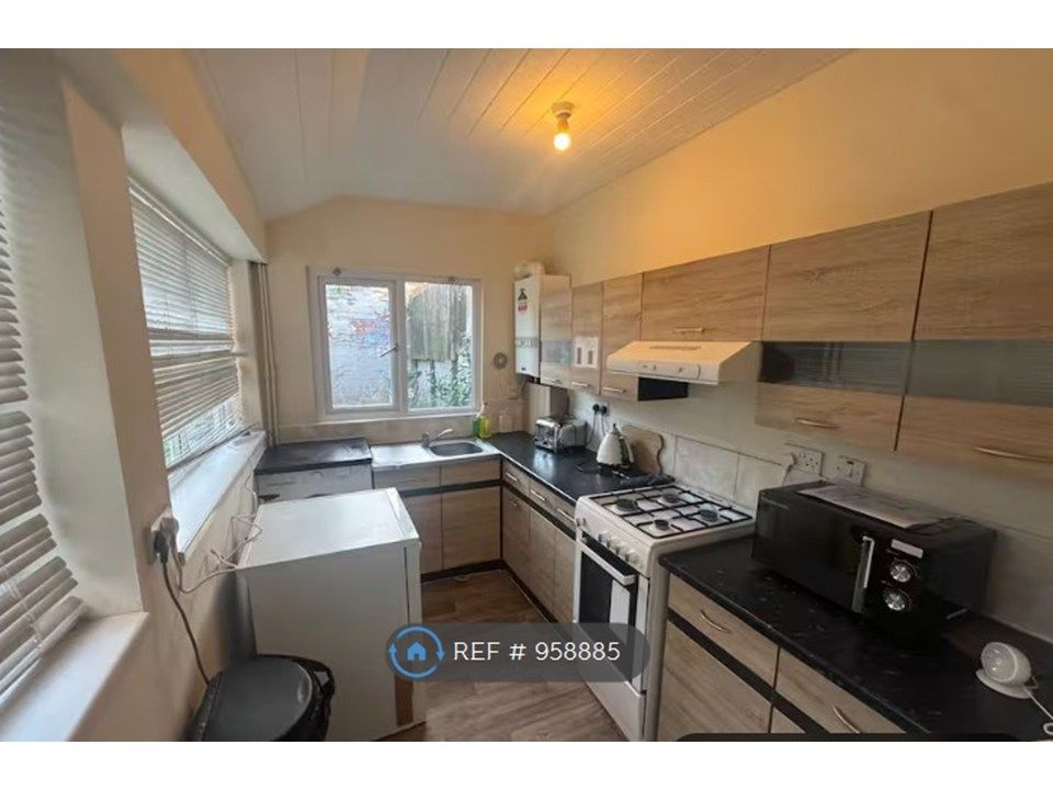 Property photo 2 of 6 Kitchen