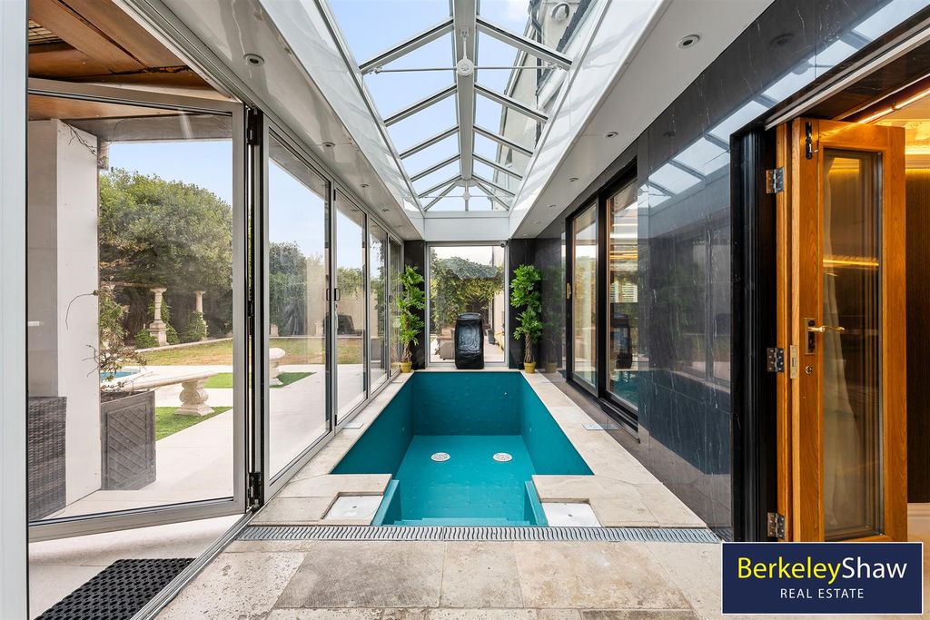 Property photo 3 of 106 Screened Porch &amp; Pool