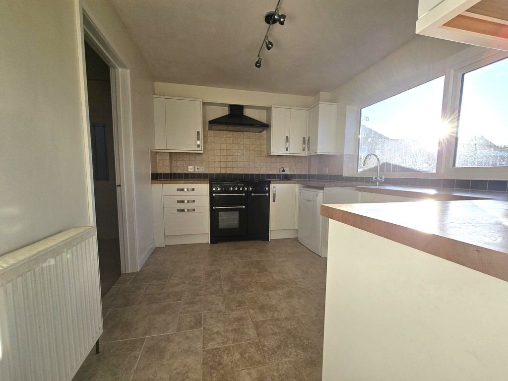 Property photo 3 of 21 Kitchen