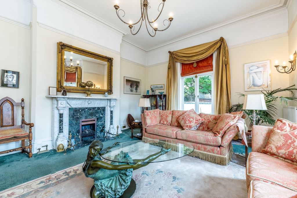 Property photo 3 of 17 Cavendish Court 032