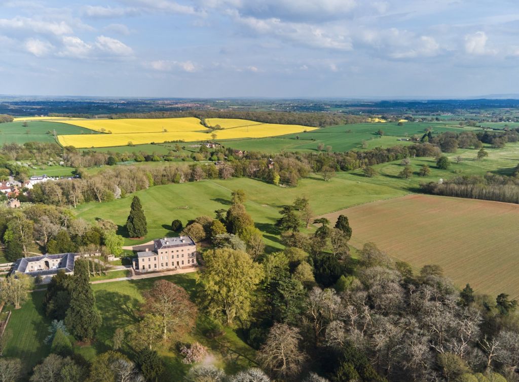 Property photo 2 of 14 Omberseley Court