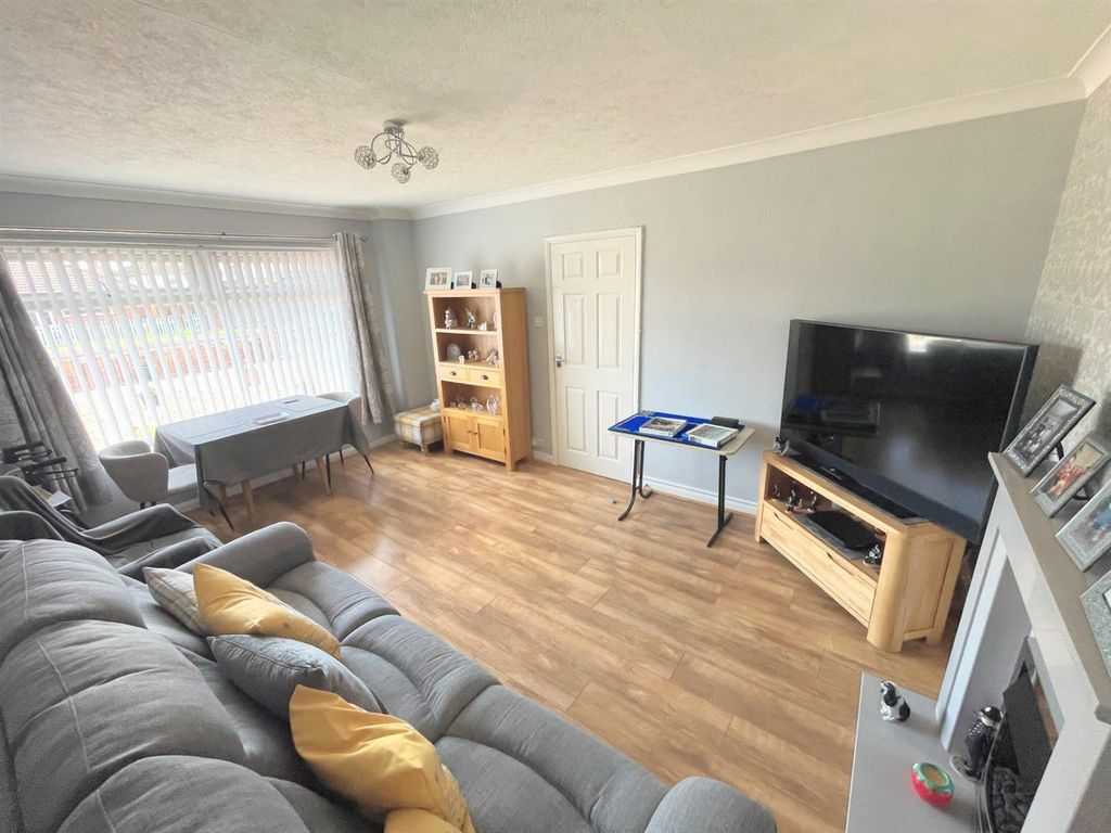 Property photo 2 of 17 Lounge