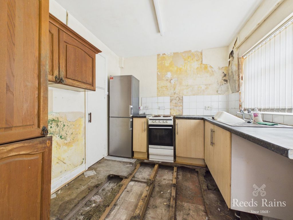Property photo 3 of 11 Kitchen