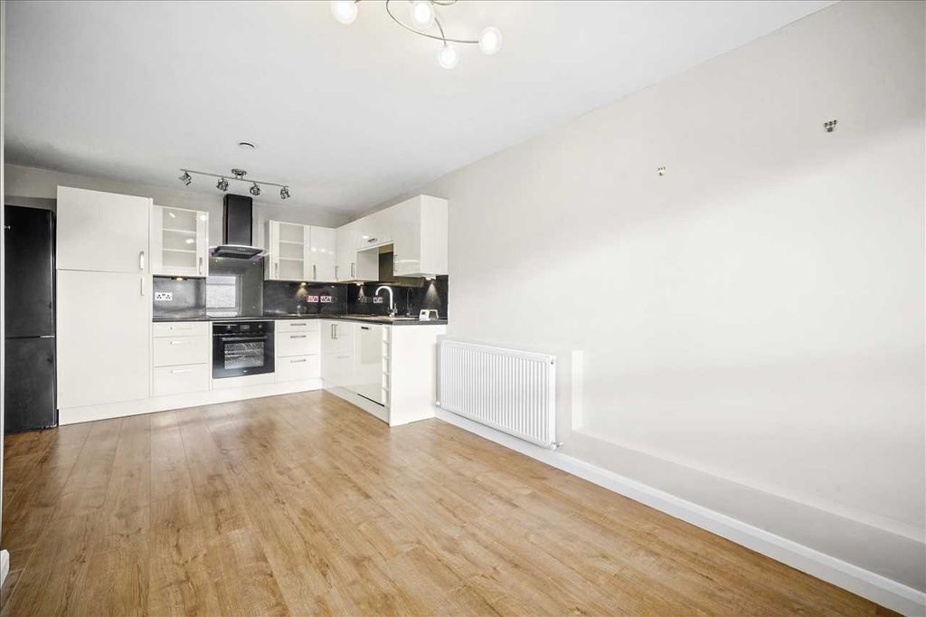 Property photo 3 of 11 Kitchen