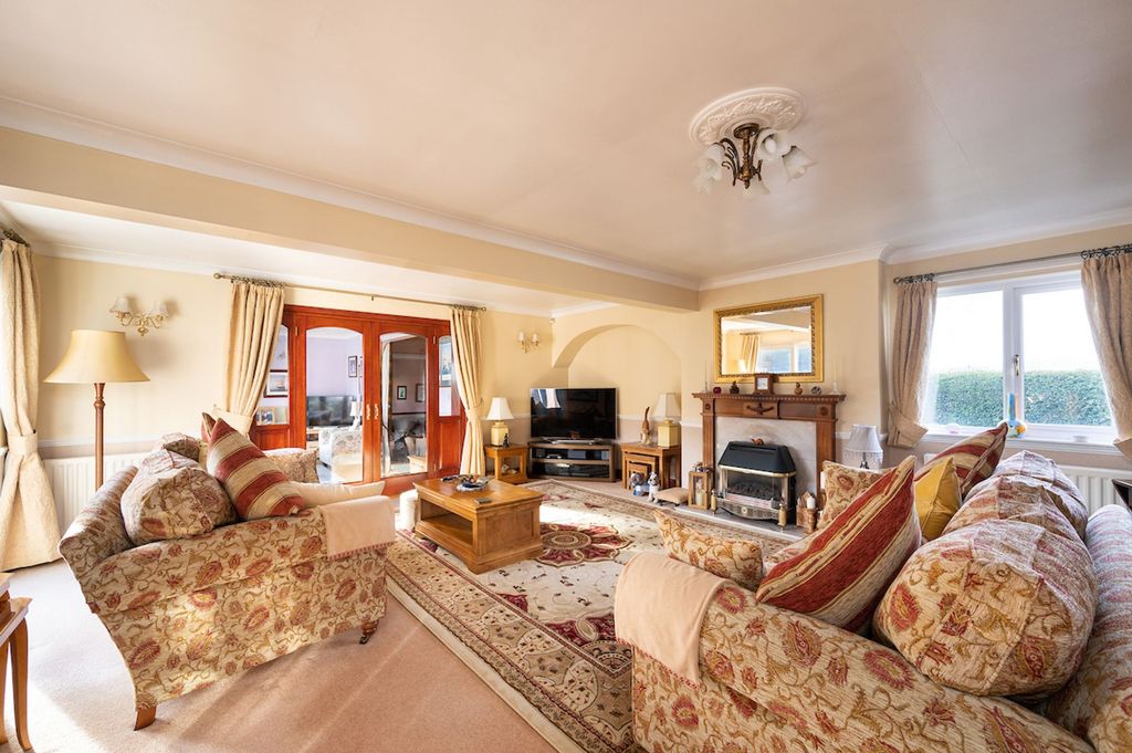 Property photo 3 of 45 Sitting Room