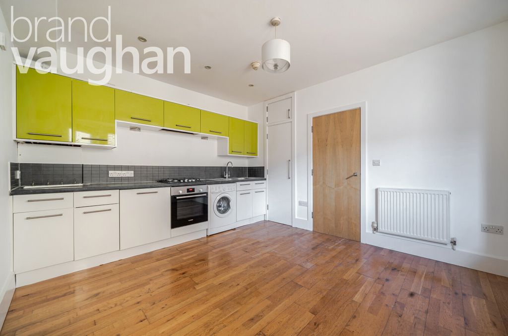 Property photo 3 of 10 Kitchen