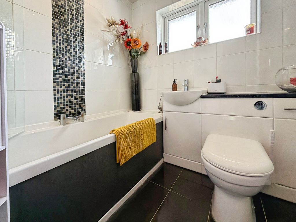 Property photo 3 of 18 Bathroom