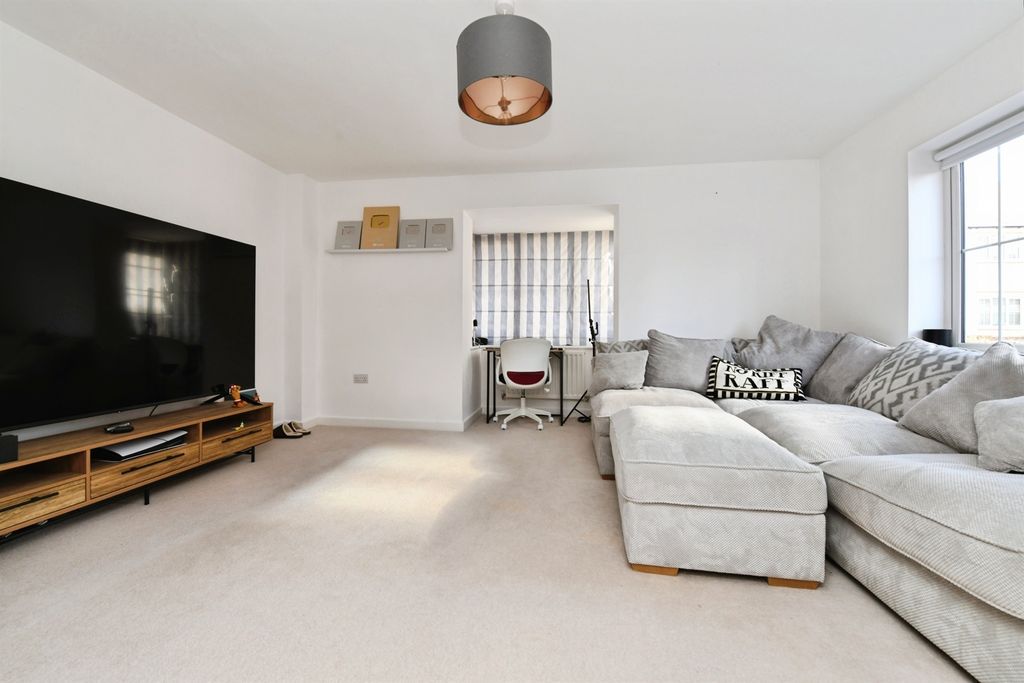 Property photo 3 of 28