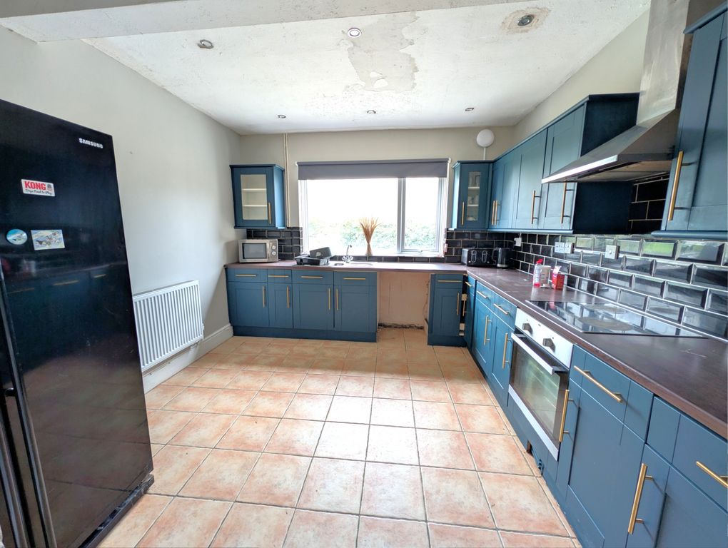 Property photo 3 of 18 Kitchen