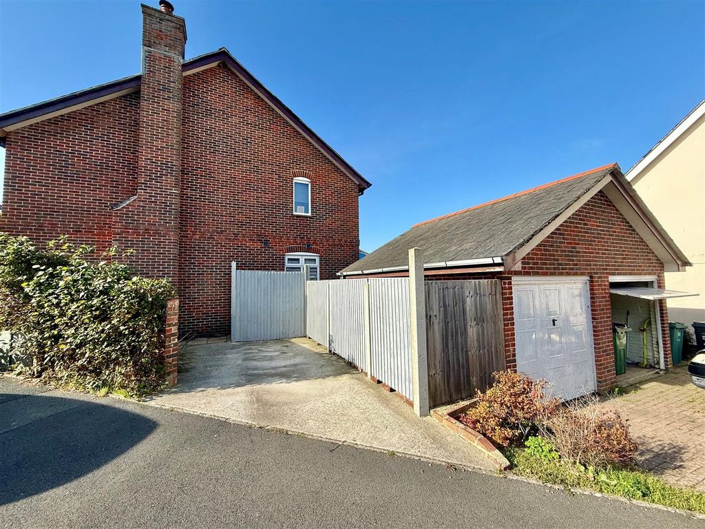 Property photo 2 of 24 Parking And Garage.Jpg