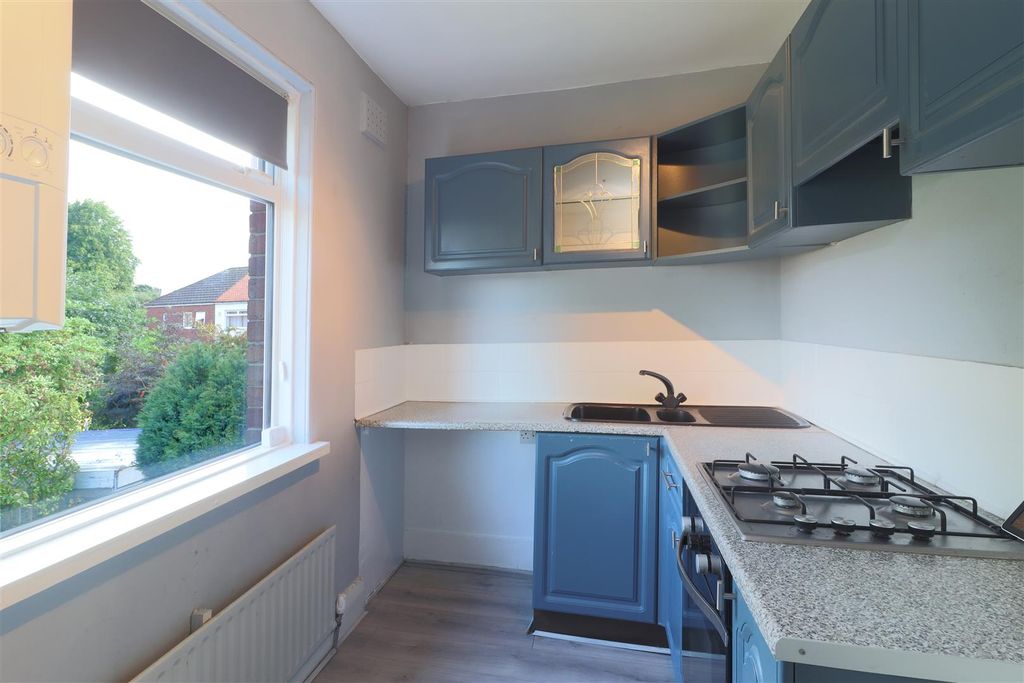 Property photo 3 of 8 Kitchen