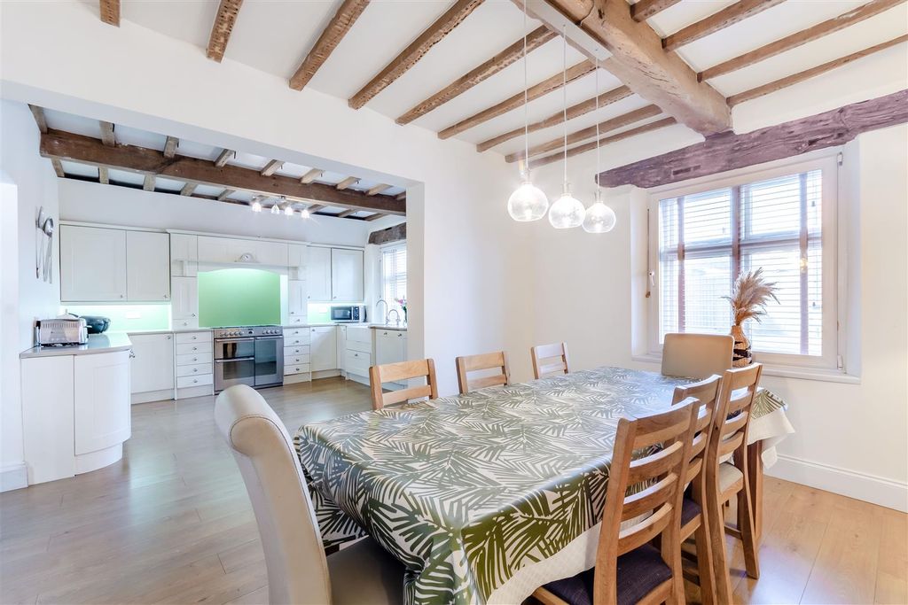 Property photo 3 of 38 8627605-Interior03.Jpg