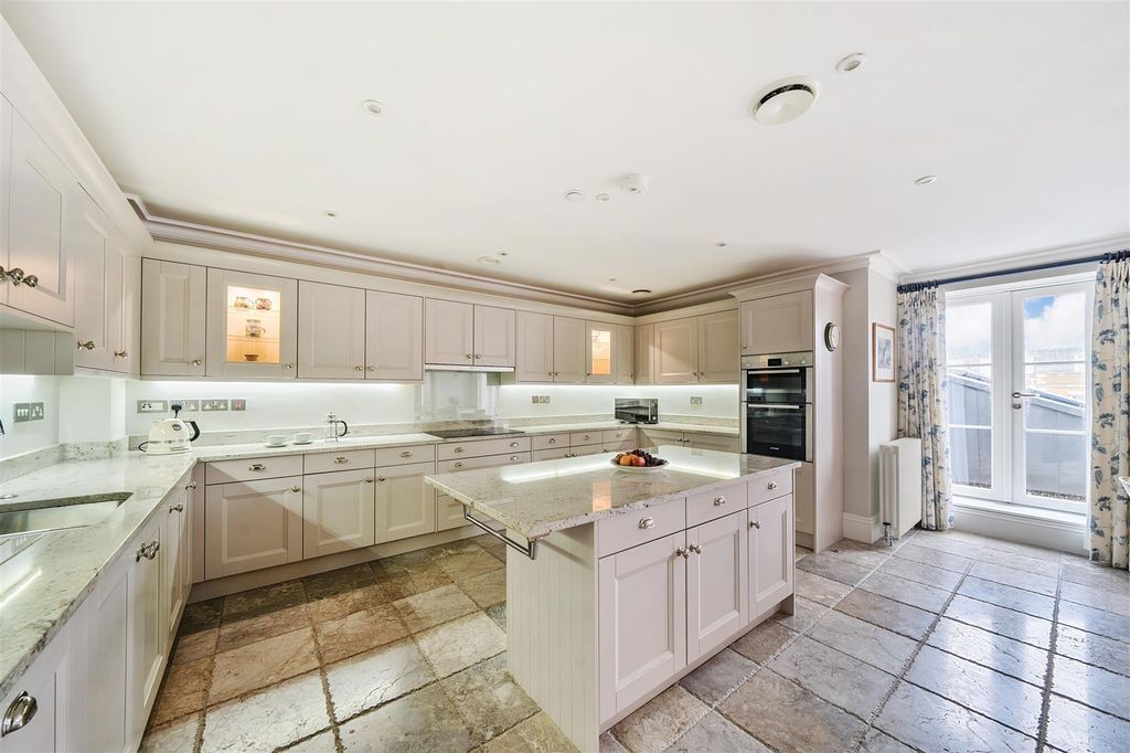 Property photo 2 of 25 Kitchen